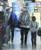 Madonna, ses enfants et Brahim Zaibat à l'aéroport d'Heathrow, Londres (14)