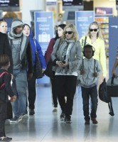 Madonna, ses enfants et Brahim Zaibat à l'aéroport d'Heathrow, Londres (15)
