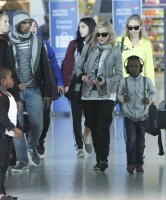 Madonna, ses enfants et Brahim Zaibat à l'aéroport d'Heathrow, Londres (16)