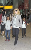 Madonna, ses enfants et Brahim Zaibat à l'aéroport d'Heathrow, Londres (20)