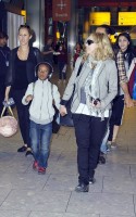Madonna, ses enfants et Brahim Zaibat à l'aéroport d'Heathrow, Londres (21)