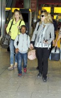 Madonna, ses enfants et Brahim Zaibat à l'aéroport d'Heathrow, Londres (22)