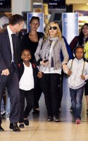 Madonna, ses enfants et Brahim Zaibat à l'aéroport d'Heathrow, Londres (23)
