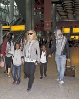 Madonna, ses enfants et Brahim Zaibat à l'aéroport d'Heathrow, Londres (24)