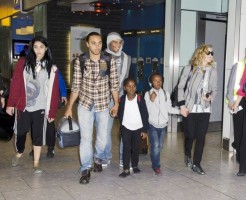 Madonna, ses enfants et Brahim Zaibat à l'aéroport d'Heathrow, Londres (26)