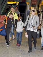 Madonna, ses enfants et Brahim Zaibat à l'aéroport d'Heathrow, Londres (27)
