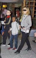 Madonna, ses enfants et Brahim Zaibat à l'aéroport d'Heathrow, Londres (28)