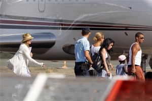 Madonna et sa famille embarquant dans un jet privé à l'aéroport de Biarritz, France (2)