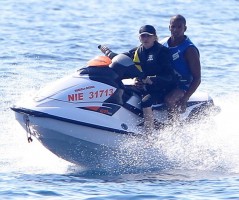 Madonna et famille à la plage au Cap d'Antibes  Antibes, France (1)