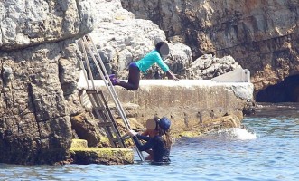 Madonna et famille à la plage au Cap d'Antibes  Antibes, France (2)