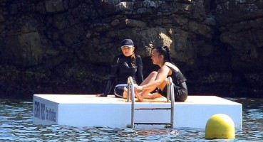 Madonna et famille à la plage au Cap d'Antibes  Antibes, France (6)