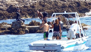 Madonna et famille à la plage au Cap d'Antibes  Antibes, France (7)