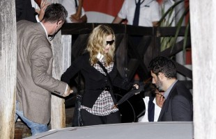 Madonna at Venice aiport (3)