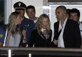 Madonna at Venice aiport (4)