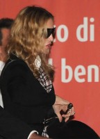 Madonna at Venice aiport (5)