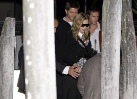 Madonna at Venice aiport (6)