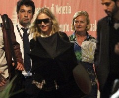 20110901-pictures-madonna-venice-airport-07