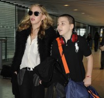 Madonna at Heathrow airport London, 4 September 2011 (2)