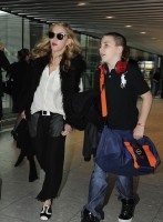 Madonna at Heathrow airport London, 4 September 2011 (4)