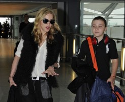 Madonna at Heathrow airport London, 4 September 2011 (6)