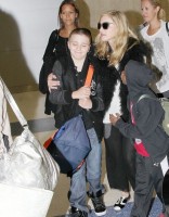 20110905-pictures-madonna-jfk-airport-new-york-06