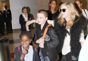 20110905-pictures-madonna-jfk-airport-new-york-07