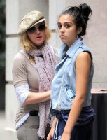 Madonna at the Kabbalah Centre in New York, 24 Septembre 2011 - Update 01 (13)