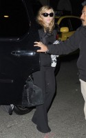Madonna out and about, 18 November 2011 (4)