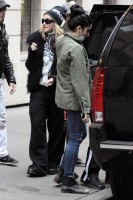 Madonna leaving the Kabbalah Centre in New York, 3 December 2011 (1)