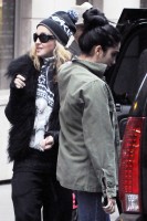 Madonna leaving the Kabbalah Centre in New York, 3 December 2011 (4)