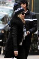 Madonna leaving the Kabbalah Centre in New York, 3 December 2011 (5)