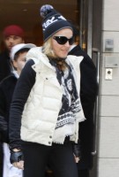 Madonna leaving the Kabbalah Centre, 10 December 2010 (3)