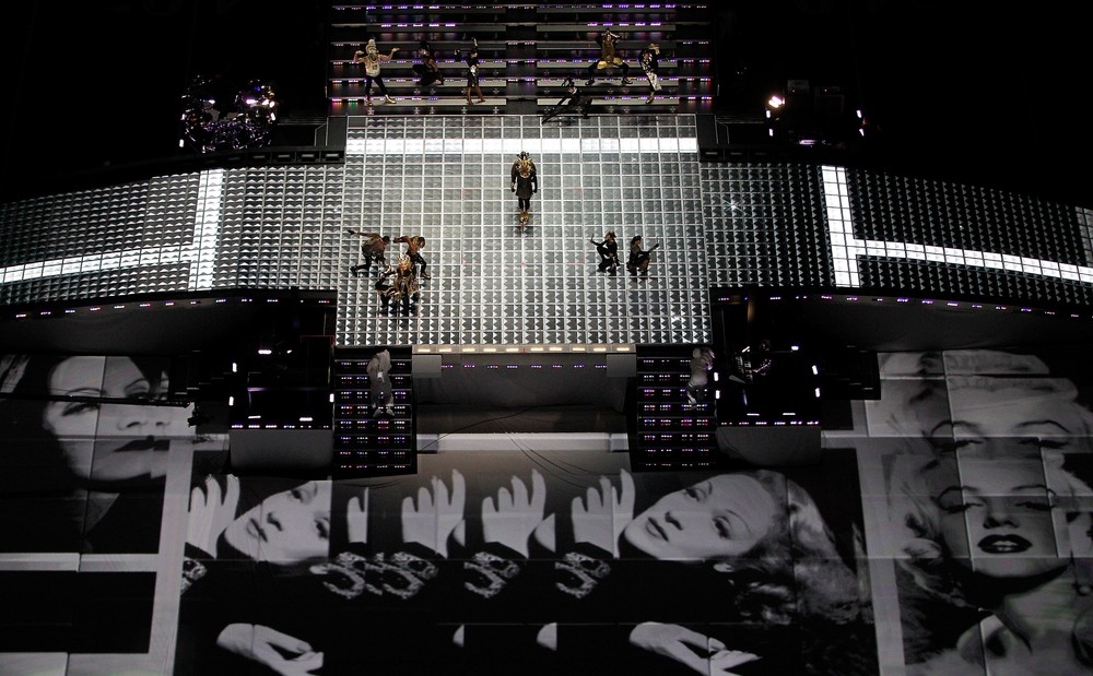 20120206-pictures-madonna-super-bowl-half-time-show-performance-06.jpg