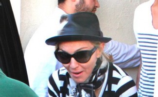 Madonna at the Kabbalah Centre, 25 February 2012 (5)