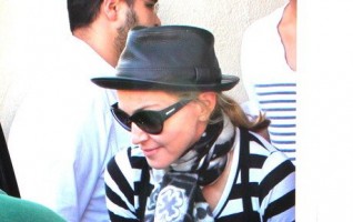 Madonna at the Kabbalah Centre, 25 February 2012 (7)