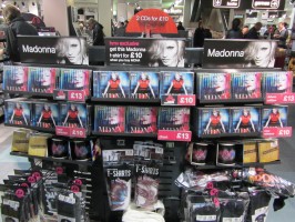 MDNA release party in the UK - HMV (13)