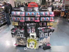 MDNA release party in the UK - HMV (14)