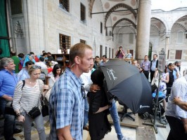 Madonna visits the Blue Mosque, Istanbul - 6 June 2012 (4)