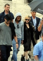 Madonna visits the Blue Mosque, Istanbul - 6 June 2012 (6)