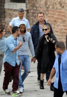 Madonna visits the Blue Mosque, Istanbul - 6 June 2012 (7)