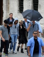 Madonna visits the Blue Mosque, Istanbul - 6 June 2012 (8)