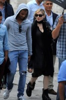 Madonna visits the Blue Mosque, Istanbul - 6 June 2012 (9)
