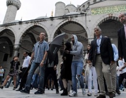 Madonna visits the Blue Mosque, Istanbul - 6 June 2012 (1)