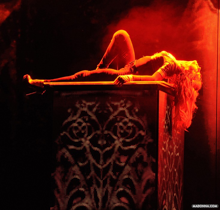 20120606-pictures-madonna-official-mdna-tour-10.jpg