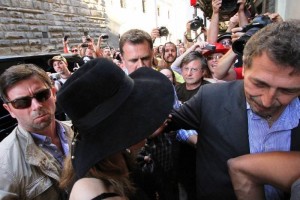Madonna visiting the Uffizi Gallery, Florence - 17 June 2012 (7)