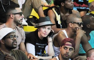 Madonna attends AfroReggae in Rio de Janeiro - Part 2 (1)