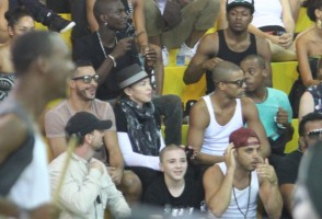 Madonna attends AfroReggae in Rio de Janeiro - Part 2 (25)