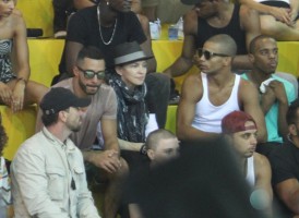 Madonna attends AfroReggae in Rio de Janeiro - Part 2 (28)