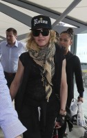Queen Madonna wearing her grillz at Heathrow Airport, London - Reine (2)