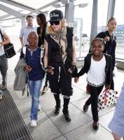Queen Madonna wearing her grillz at Heathrow Airport, London - Reine (8)